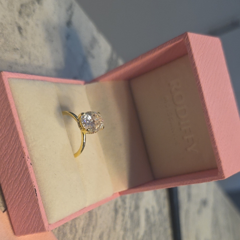 Elegant Gold Ring with Clear Stone